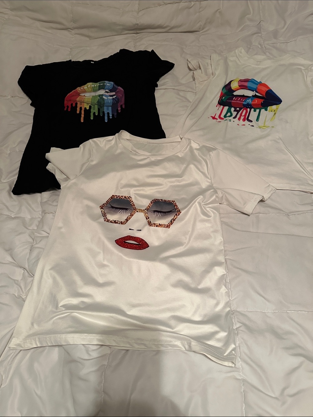 👀BUNDLE OF 3 Womens Graphic Tee with Leopard Sunglasses and Red Lips